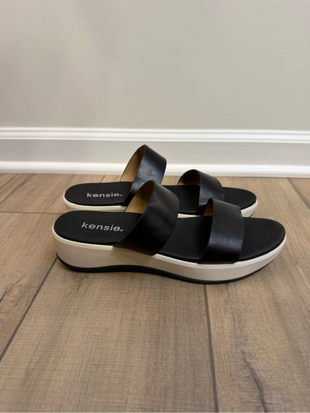 Kensie Black Slide Sandals with Cream Platform